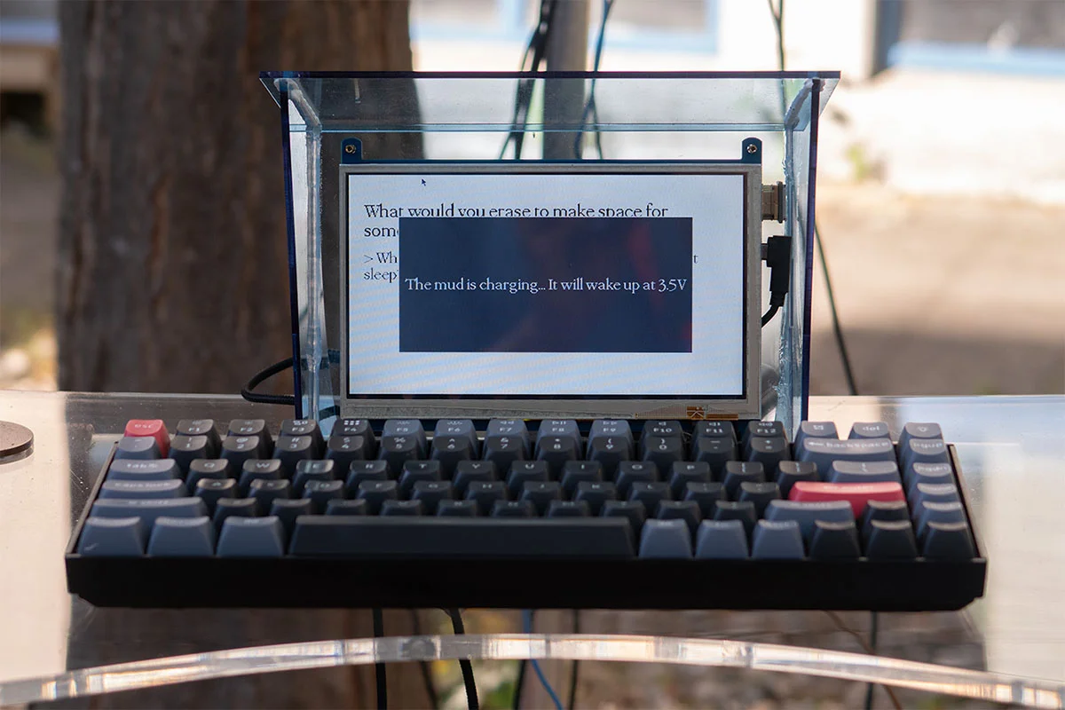 Screen, with the message that the mud is charging. 